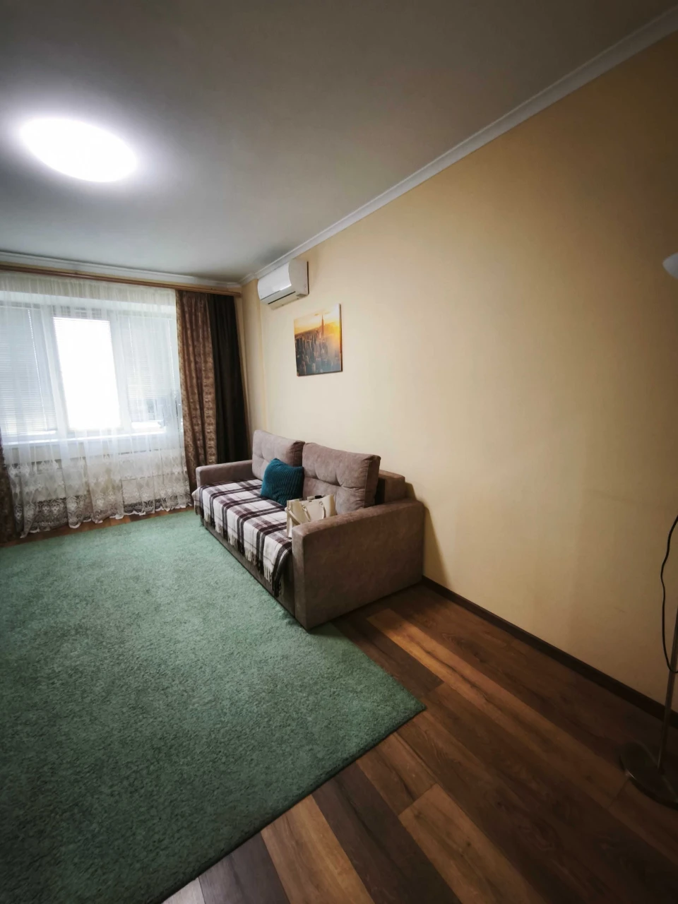 3-room apartment with full renovation, furniture, appliances. Fantastic view.