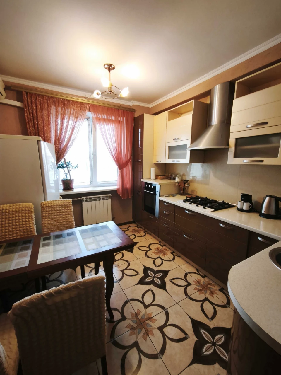 3-room apartment with full renovation, furniture, appliances. Fantastic view.