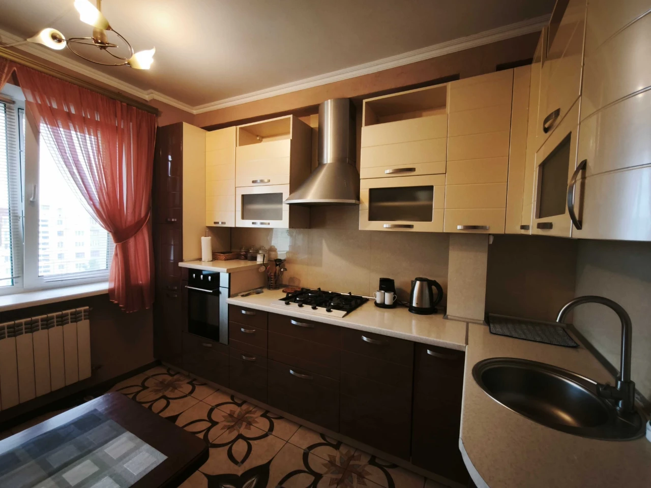 3-room apartment with full renovation, furniture, appliances. Fantastic view.