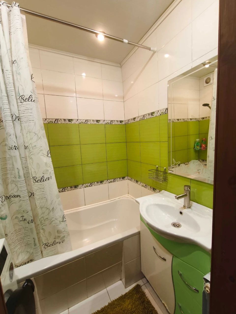 3-room apartment with full renovation, furniture, appliances. Fantastic view.