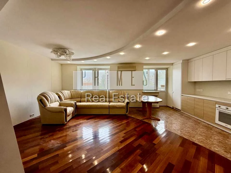 Apartment. Verkhovna Rada Blvd, Kyiv