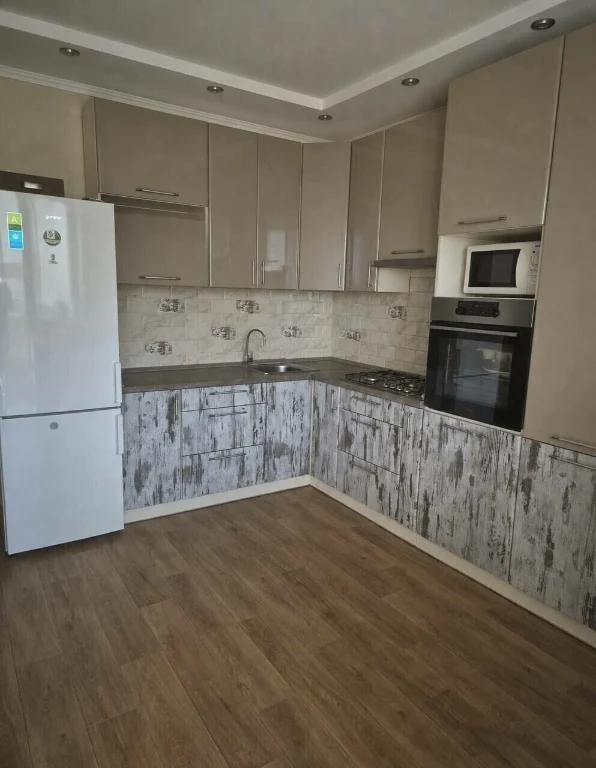 Three-bedroom apartment with modern renovation, Kryvches'kyi Street,