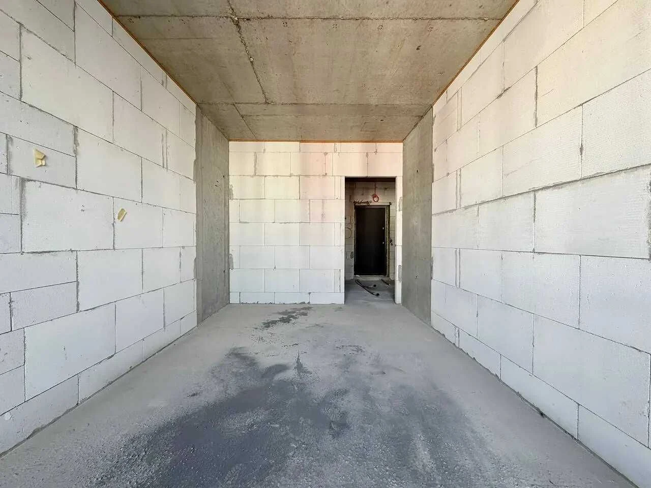 One-bedroom apartment near the city lake