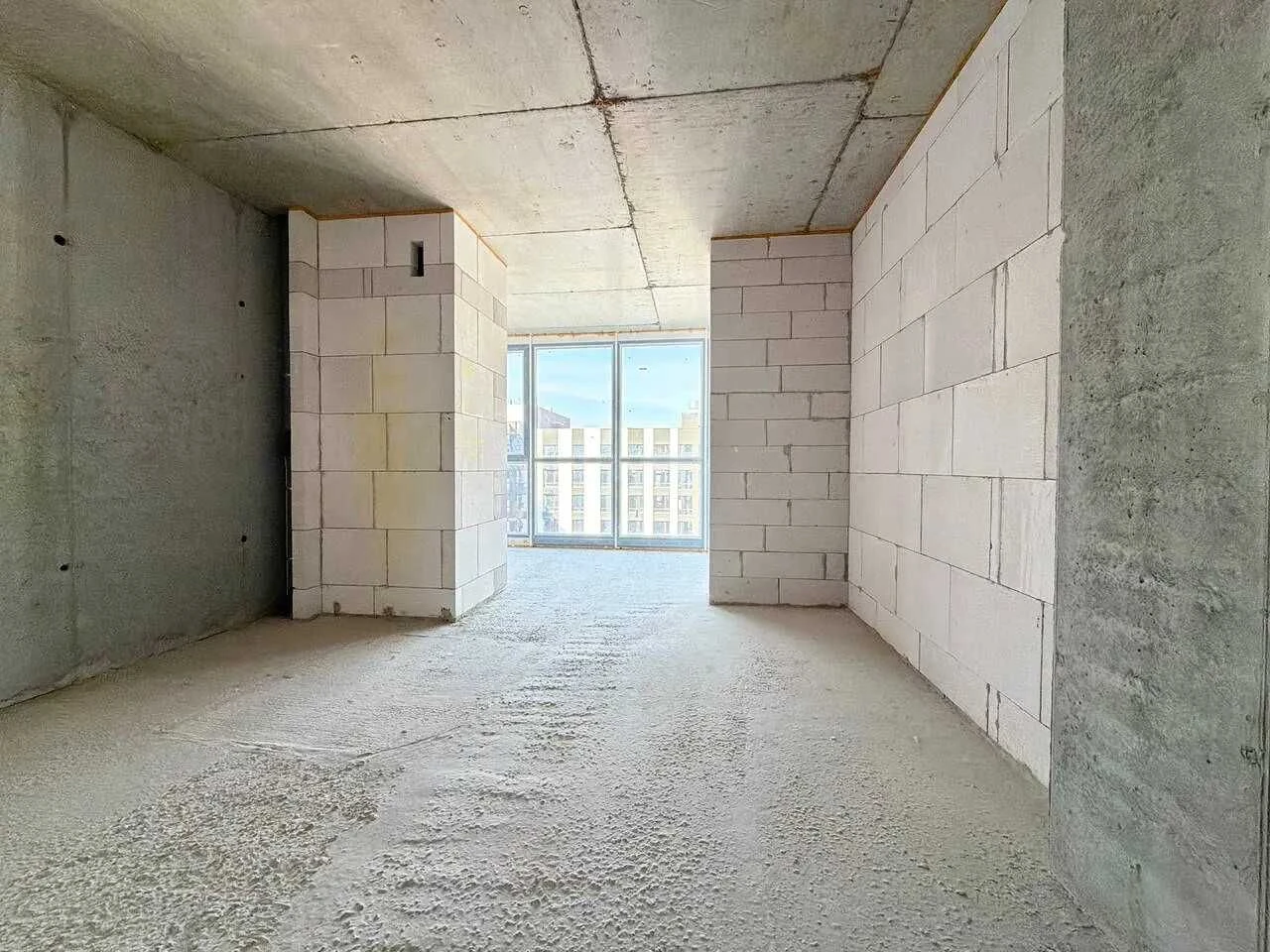 One-bedroom apartment near the city lake