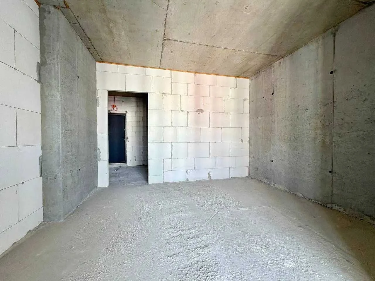 One-bedroom apartment near the city lake