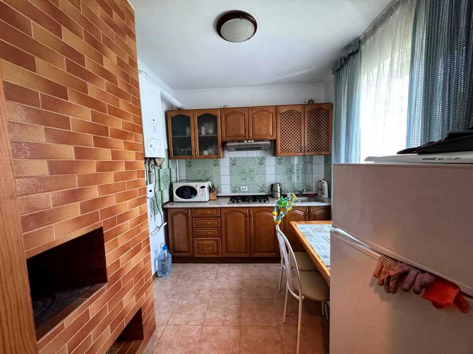 House. Hmelnitsky, Strawberry
