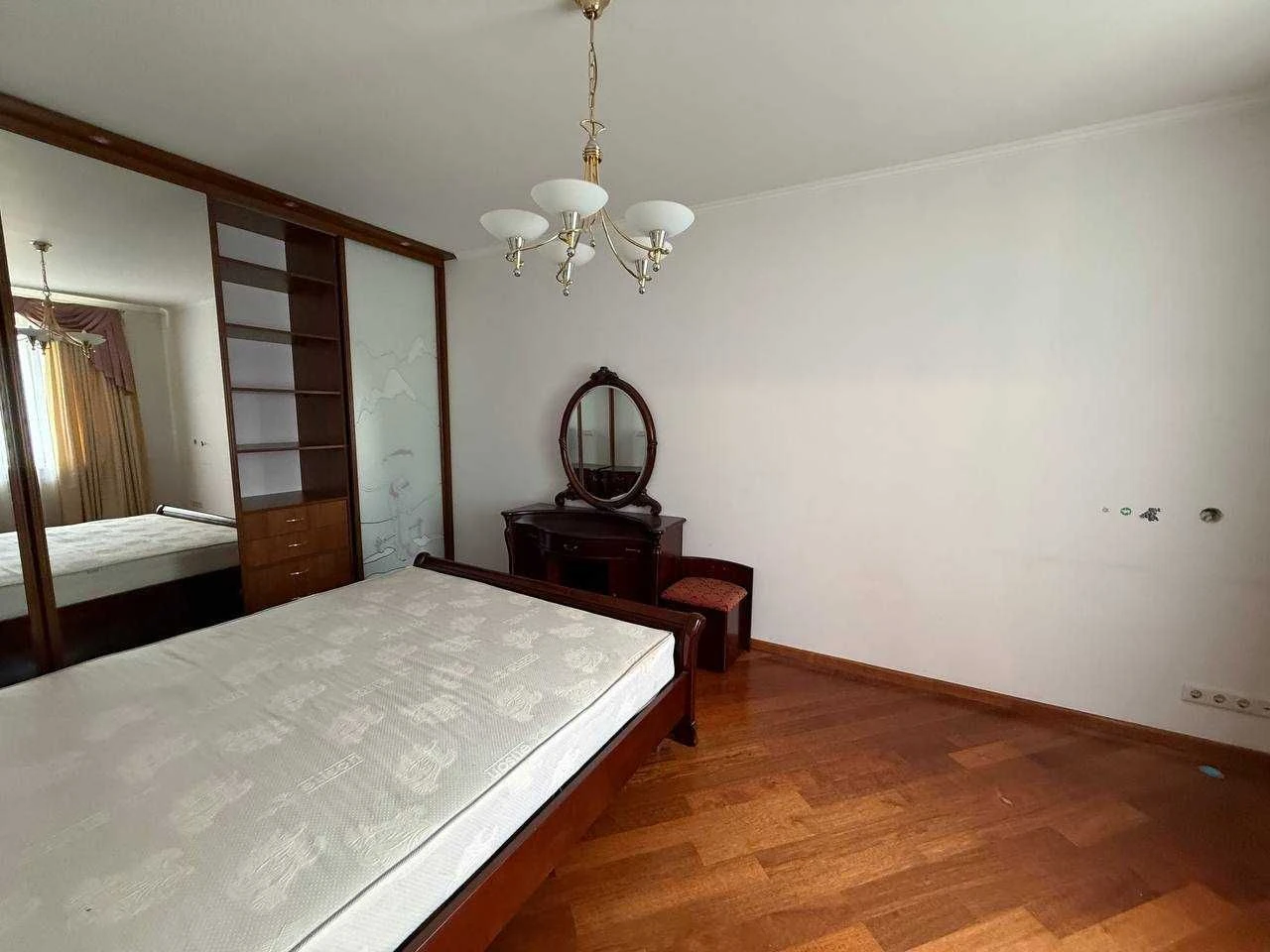 Продаж Квартири 76 м2, вул. Салютна 1б, метро Нивки, Шевченк