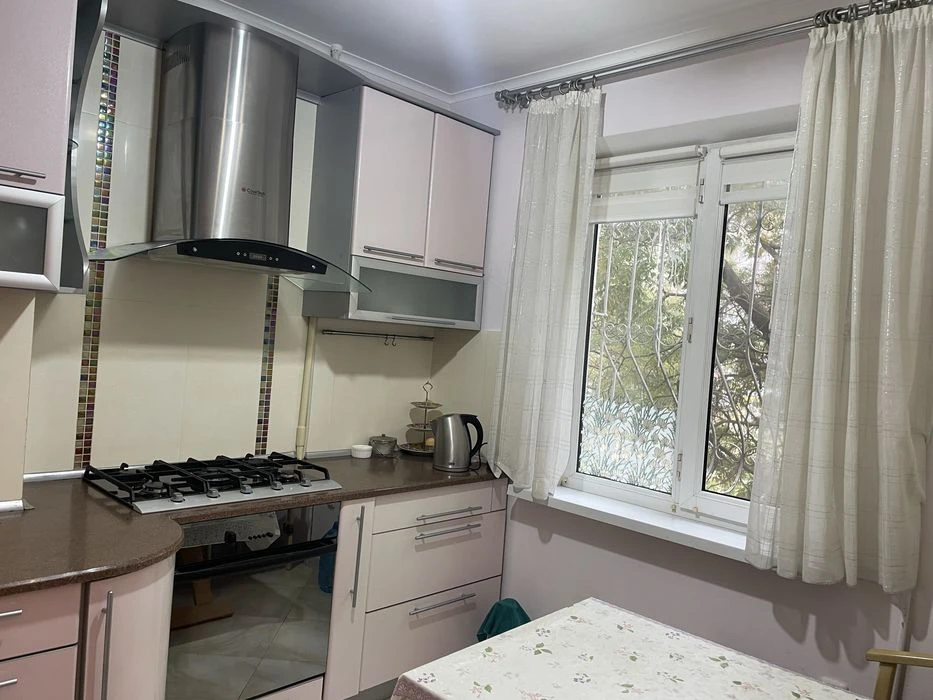 Заболотного/Палия, 2 комнатная квартира на 2эт, газ, балкон