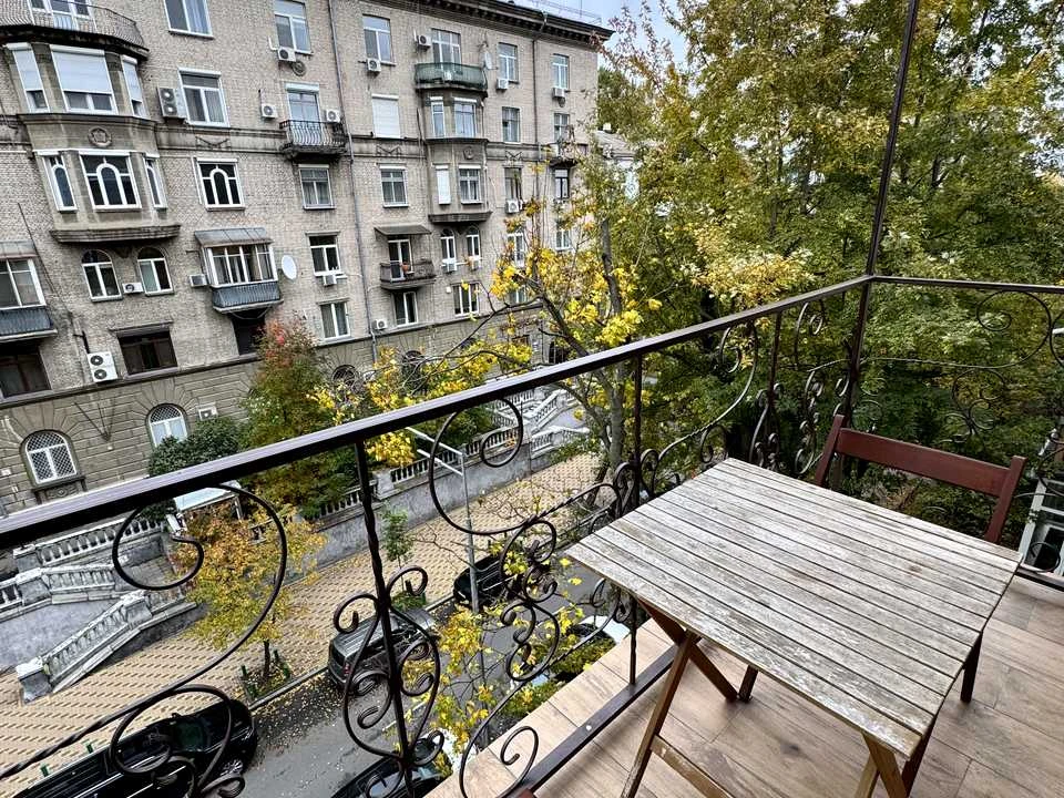 Квартира. Київ, Микільсько-Ботанічна вул.
