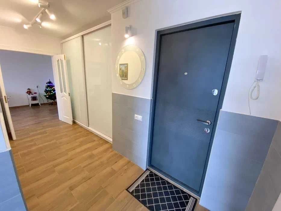 For Sale: 3-bedroom apartment with fresh renovation
