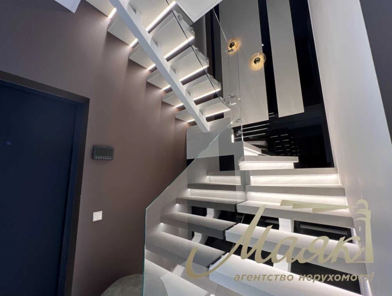 Sale of a 2-level apartment 96 sq m with a terrace in the "Boulevard Fontan" residential complex