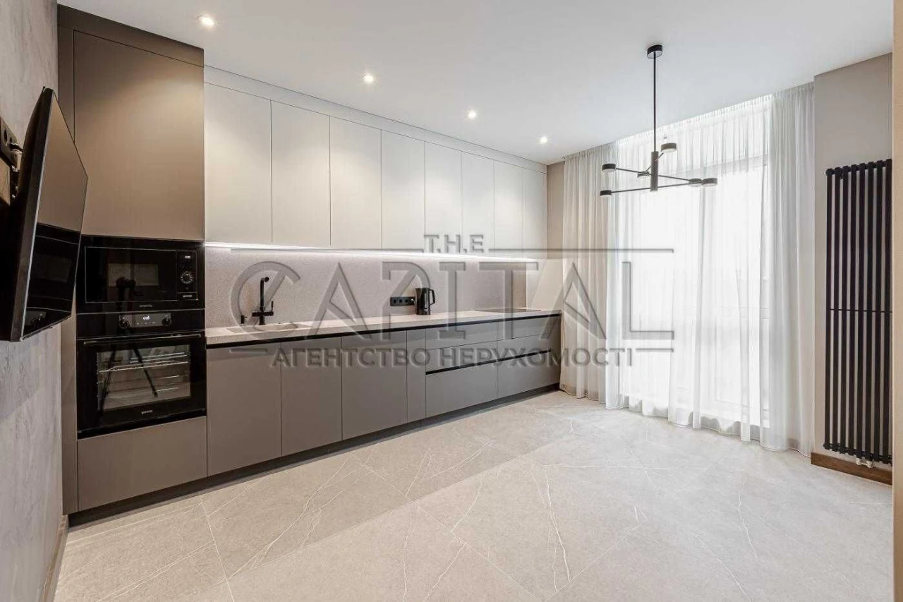 Sale of a renovated 3-room apartment in the Rusynska residential complex