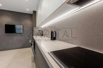 Sale of a renovated 3-room apartment in the Rusynska residential complex
