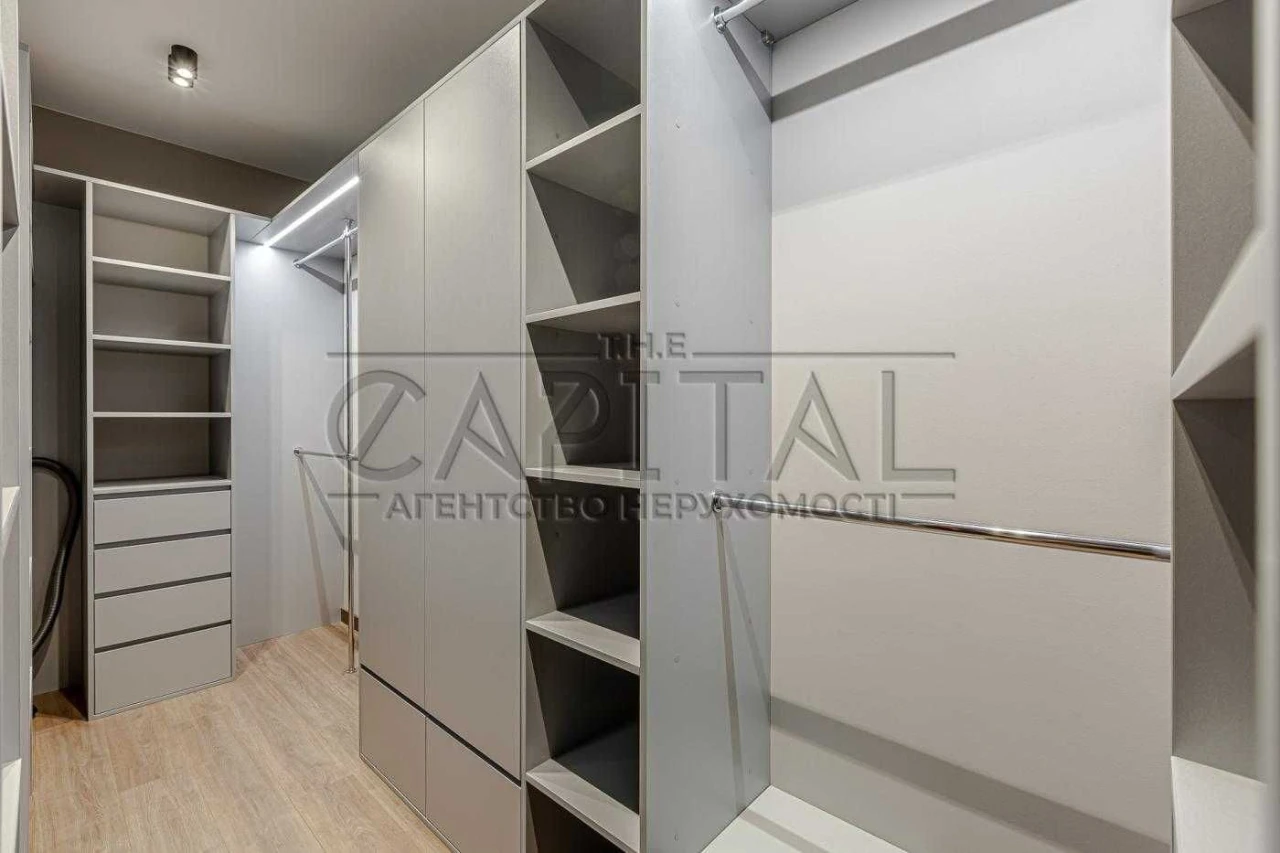 Sale of a renovated 3-room apartment in the Rusynska residential complex