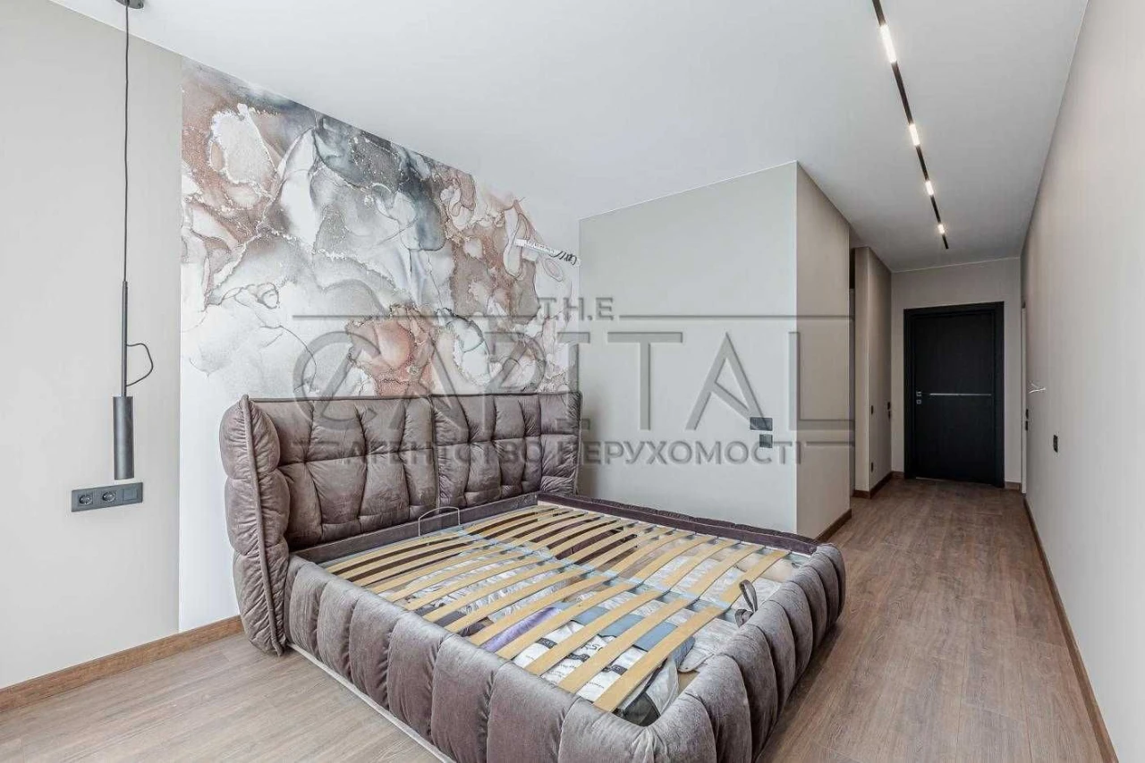Sale of a renovated 3-room apartment in the Rusynska residential complex