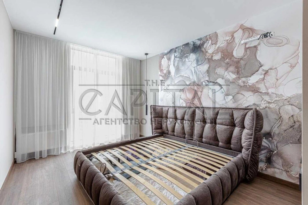 Sale of a renovated 3-room apartment in the Rusynska residential complex