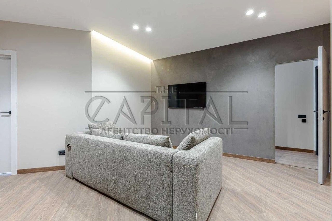 Sale of a renovated 3-room apartment in the Rusynska residential complex
