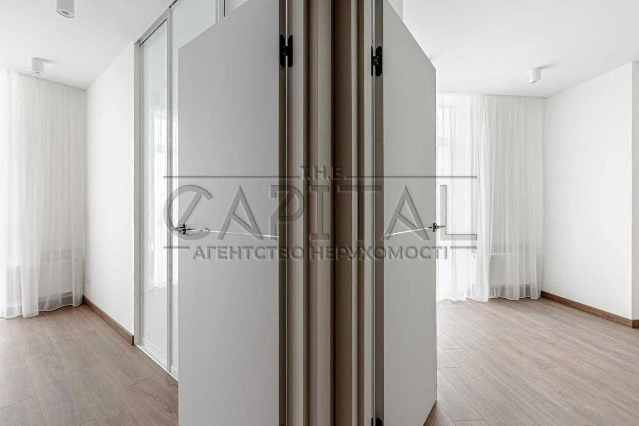 Sale of a renovated 3-room apartment in the Rusynska residential complex