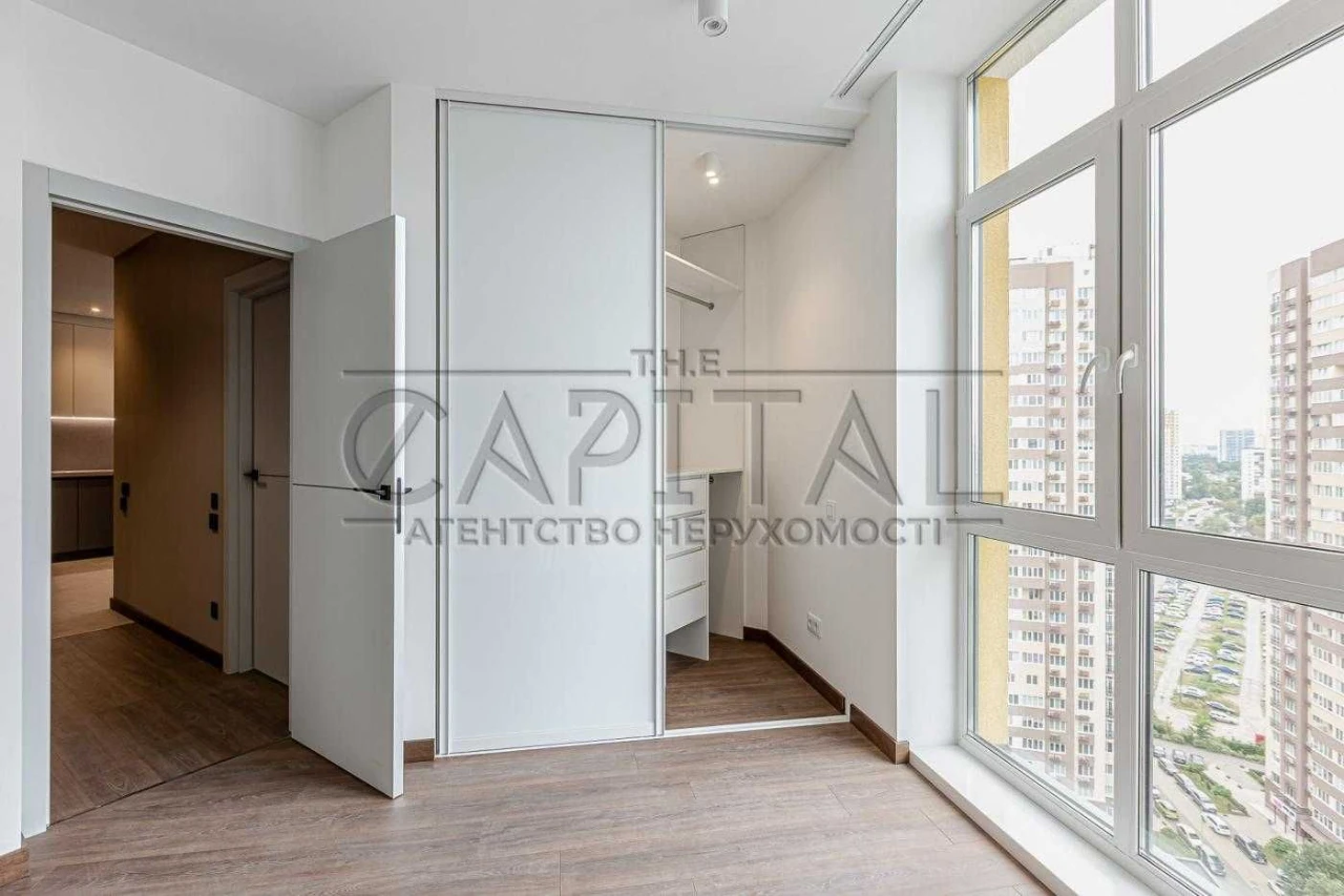 Sale of a renovated 3-room apartment in the Rusynska residential complex