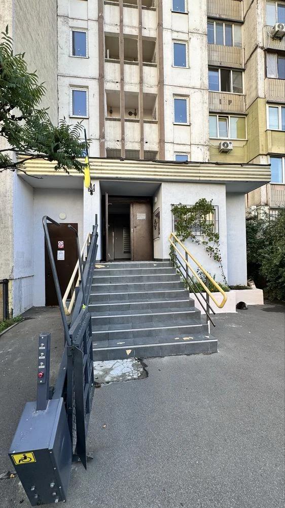 Продаж 4-кімнатної квартири 86,1 м.кв 6-й поверх Бажана 28 м