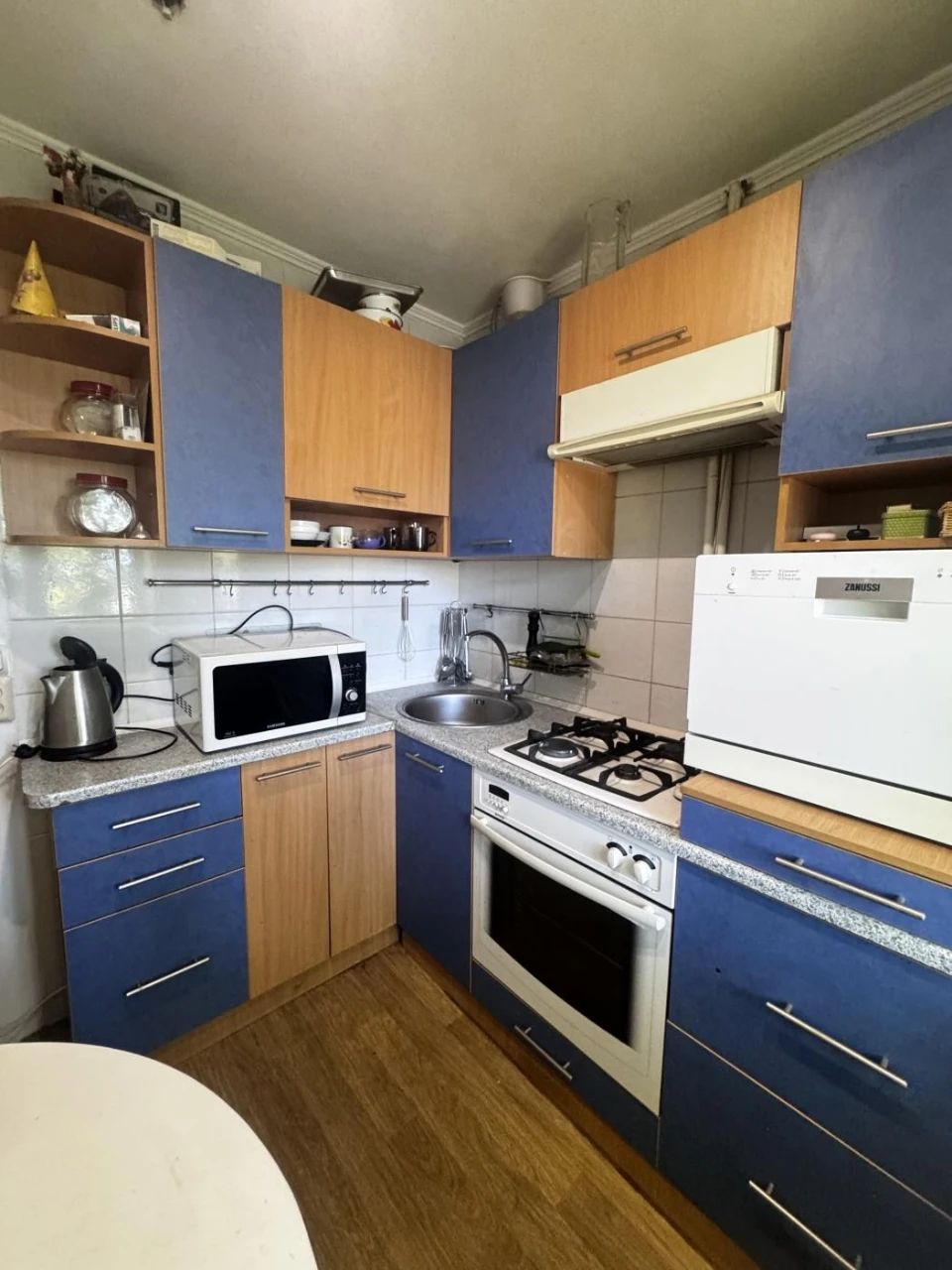 Продам 2 кім.кв.проспект Богдана Хмельницького,Тітова