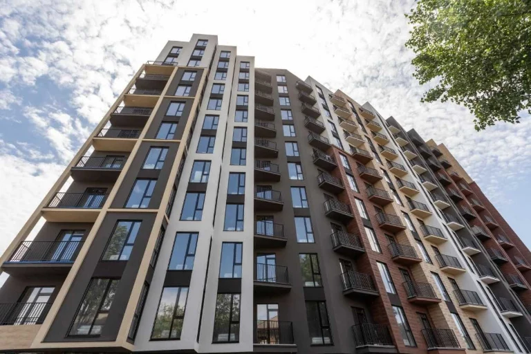 For sale, one-bedroom apartment measuring 44 m² in the residential complex "Ittaka". 7th