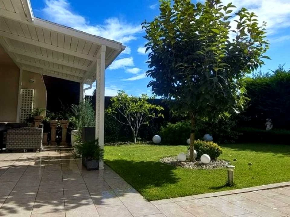 Cottage. Odesa, Novoberehova st.