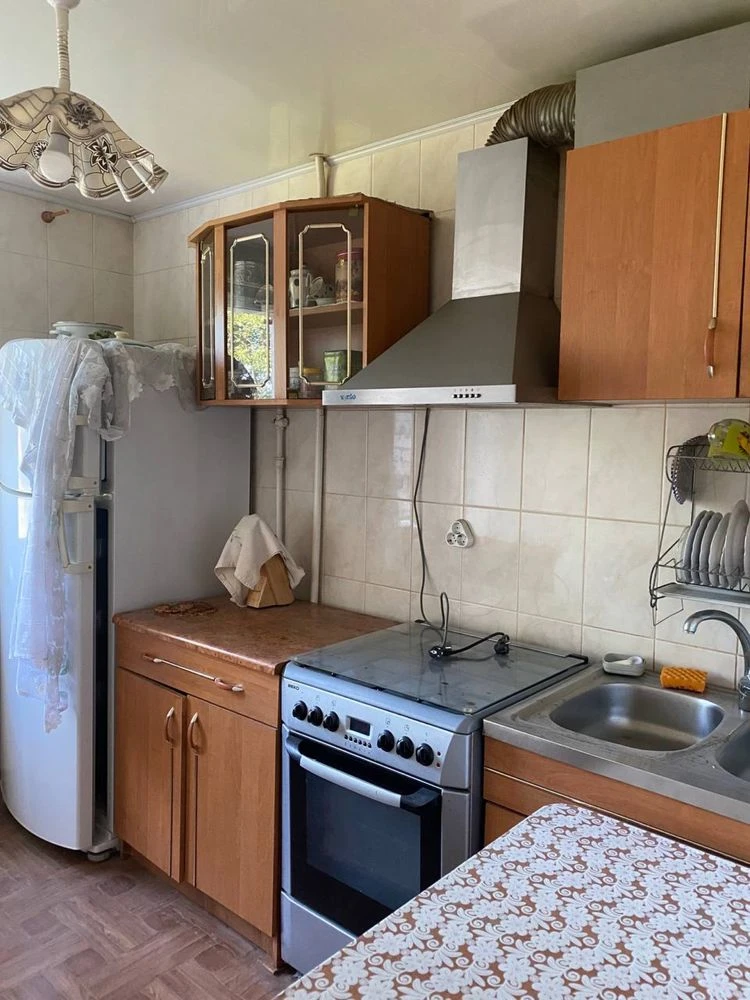 Selling a 3-room apartment on the 2nd floor in a brick building