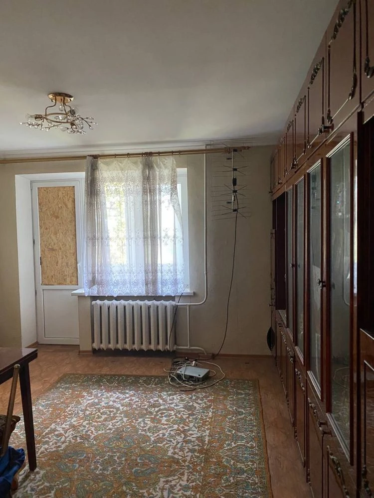 Selling a 3-room apartment on the 2nd floor in a brick building
