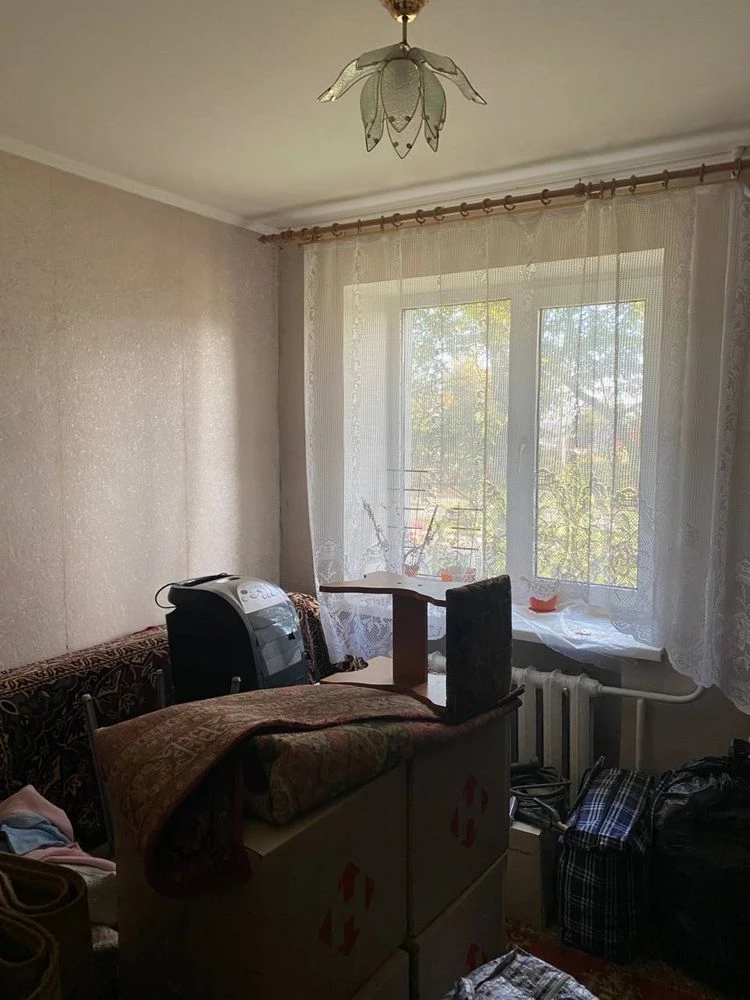 Selling a 3-room apartment on the 2nd floor in a brick building