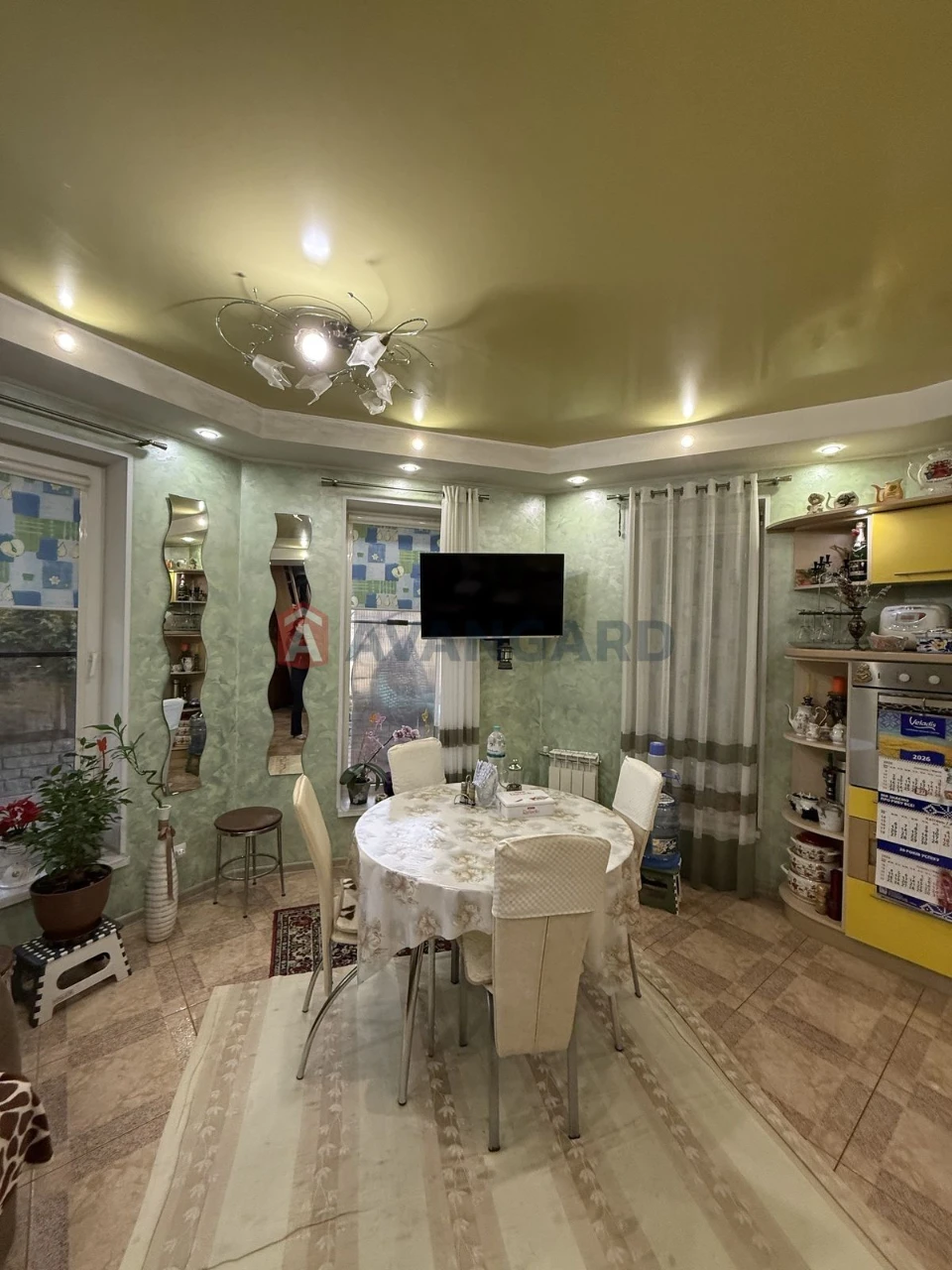 Продаж двоповерхового будинку з меблями та технікою