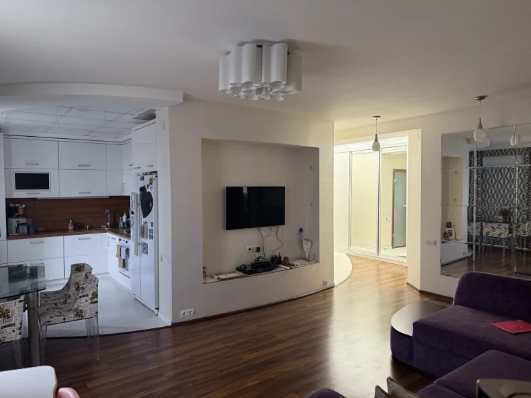 Spacious 3-bedroom apartment in a prestigious building in the city center