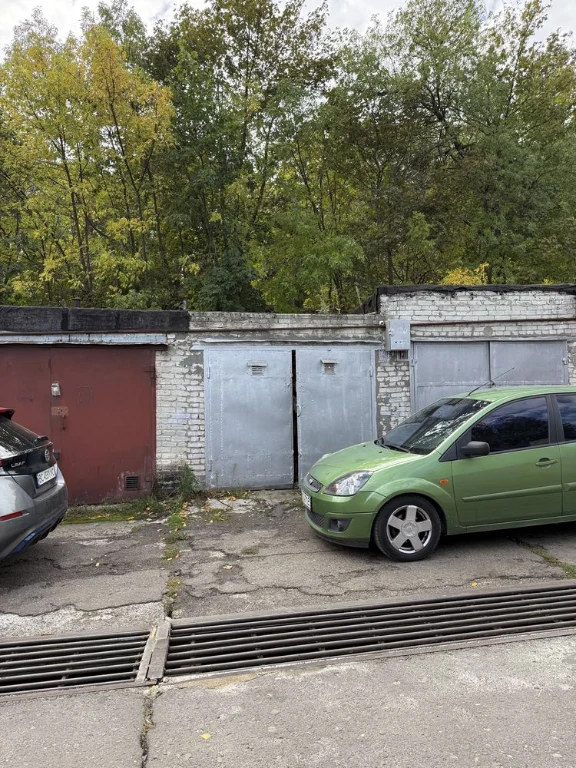 Продається гараж в кооперативі по вул. Єрошенка