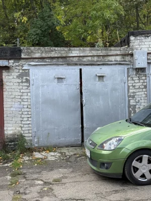 Продається гараж в кооперативі по вул. Єрошенка
