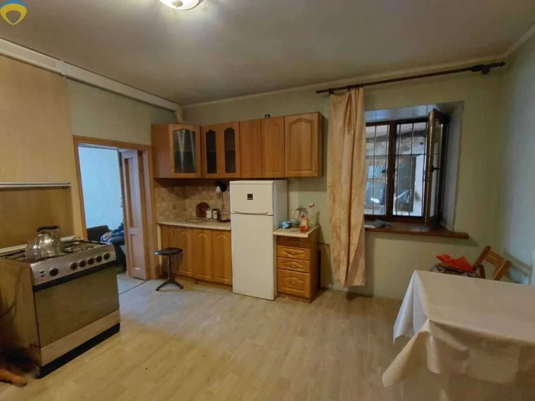 Продається 1-комнатная квартира с большой кухней в Центре