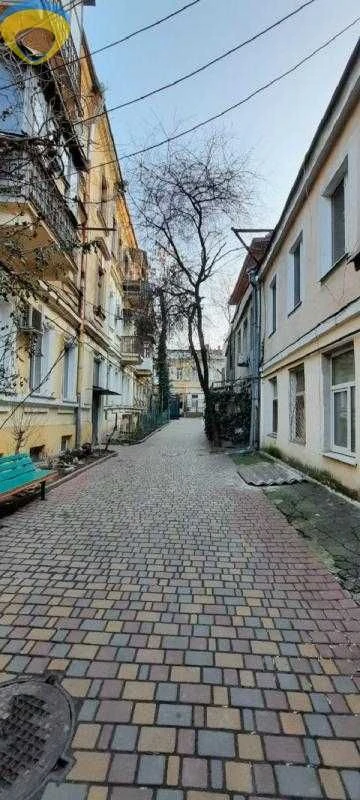 Продається 1-комнатная квартира с большой кухней в Центре