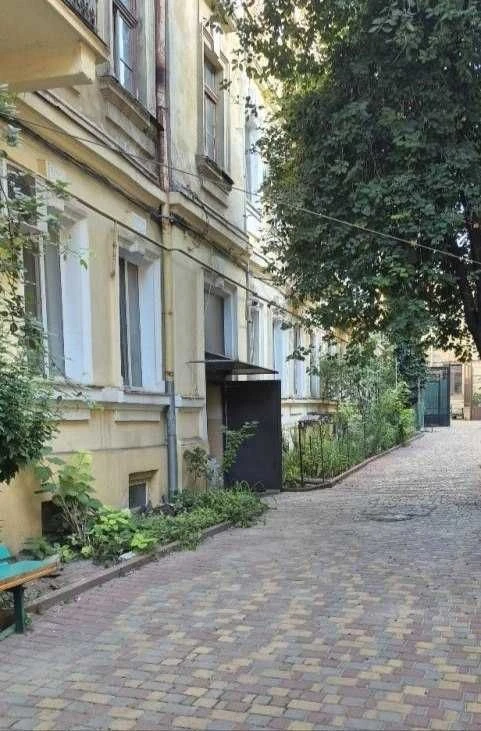 Продається 1-комнатная квартира с большой кухней в Центре