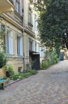 Продається 1-комнатная квартира с большой кухней в Центре