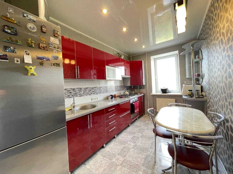 Sale of a luxurious 3-room apartment on Vokzalnaya Street