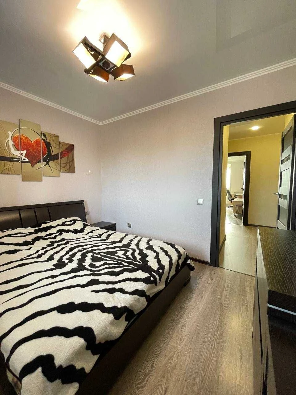 Sale of a luxurious 3-room apartment on Vokzalnaya Street