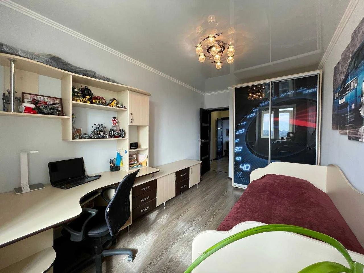 Sale of a luxurious 3-room apartment on Vokzalnaya Street
