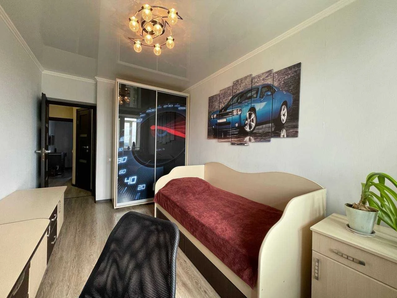 Sale of a luxurious 3-room apartment on Vokzalnaya Street