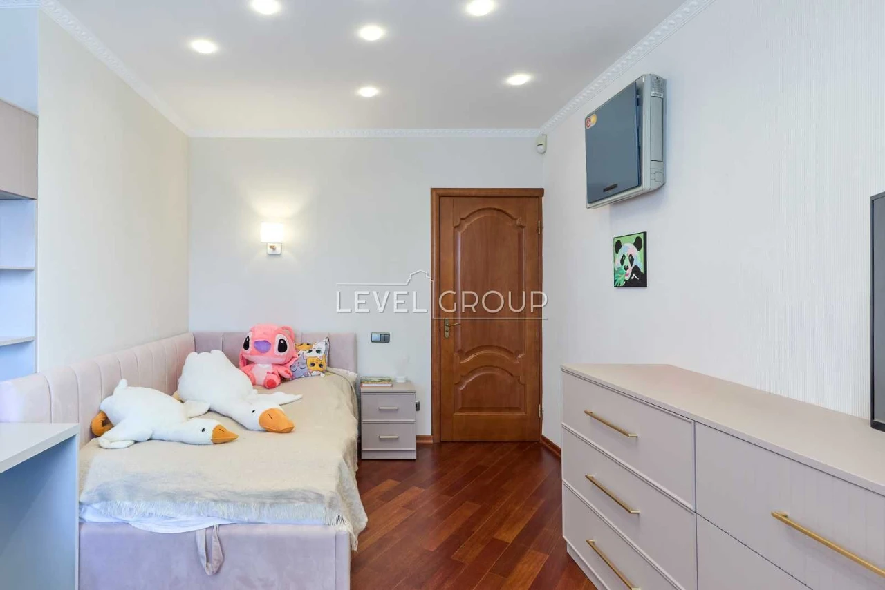 For Sale 4 Rooms Saperno-Slobidska 8, Holosiiv