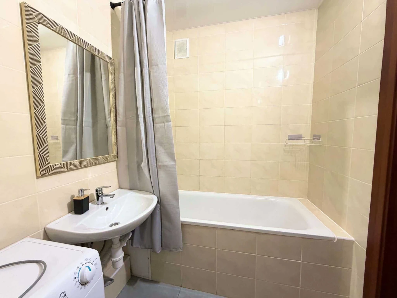 Sale of a large 1-bedroom apartment in the Navigátor residential complex