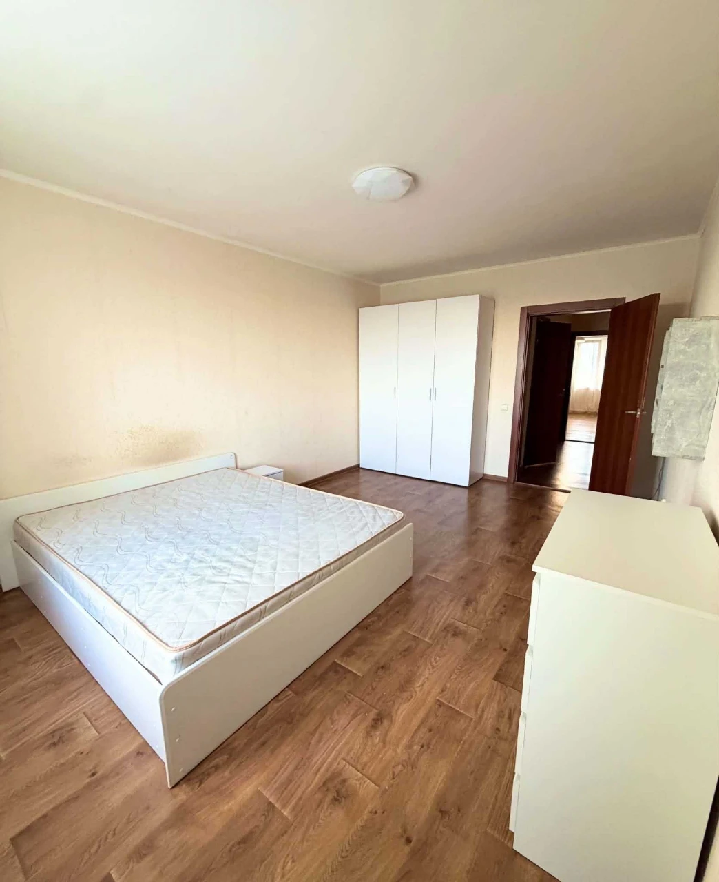 Sale of a large 1-bedroom apartment in the Navigátor residential complex