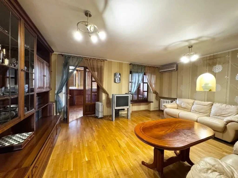 For Sale 3-room Apartment, Luhbarsky Street 8
