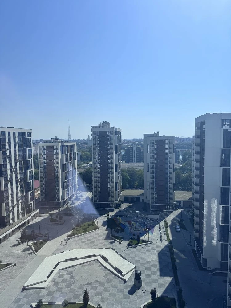 Квартира із панорамним виглядом на міське озеро!