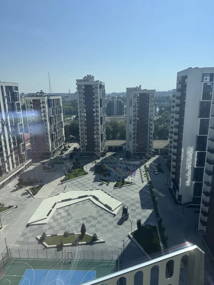 Квартира із панорамним виглядом на міське озеро!