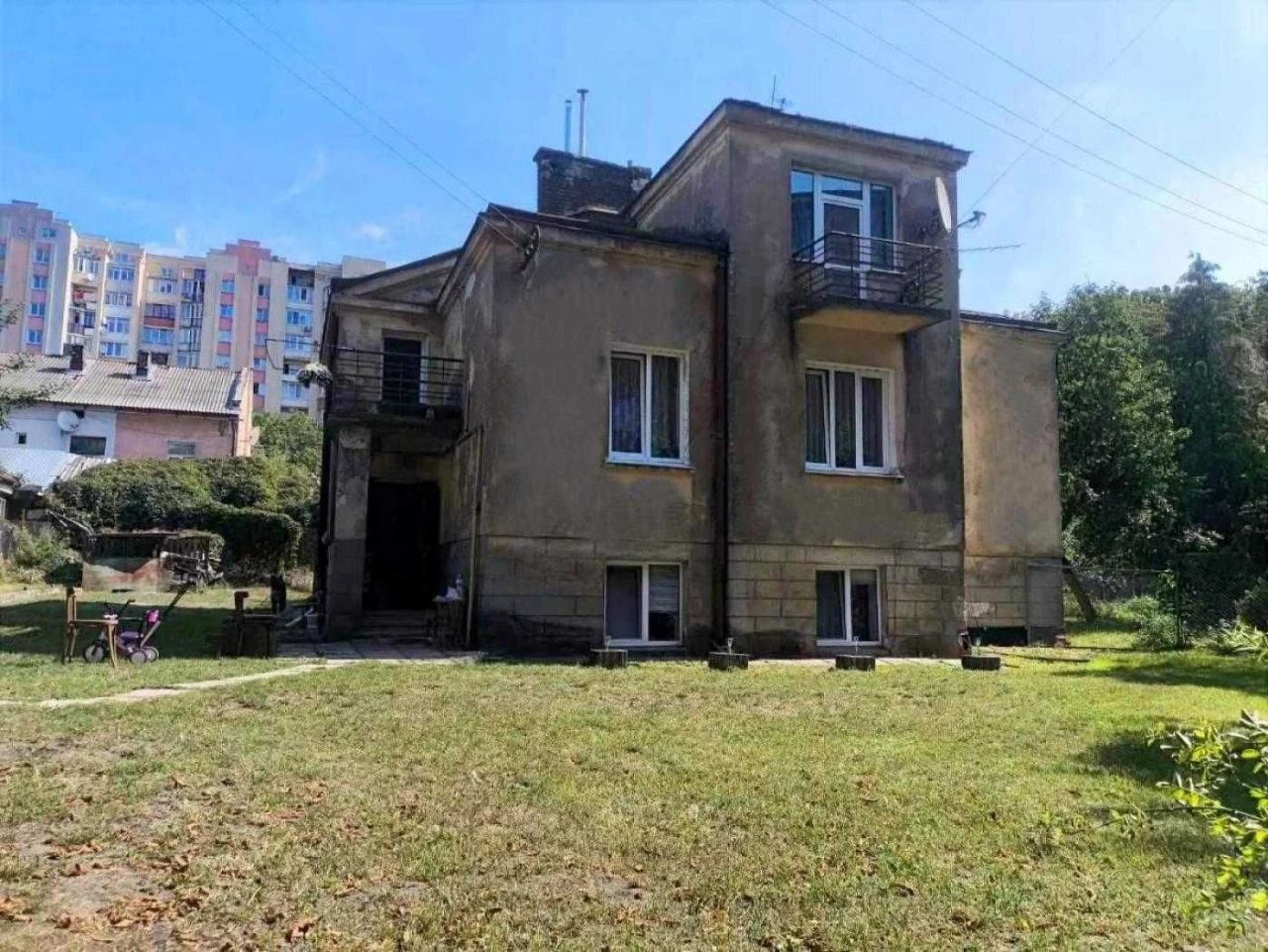 Продається 2 поверхова вілла із цокольним поверхом та власно