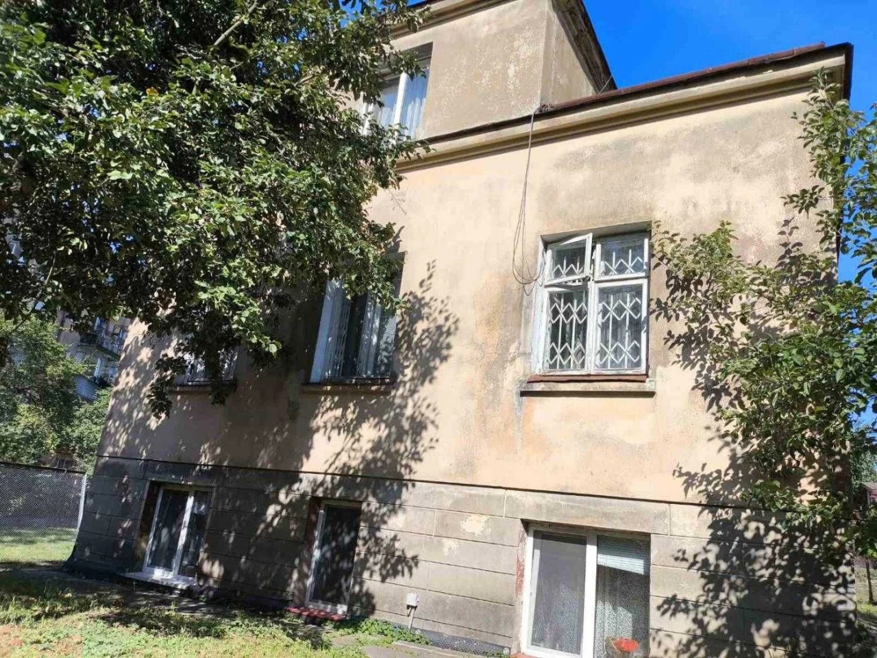 Продається 2 поверхова вілла із цокольним поверхом та власно